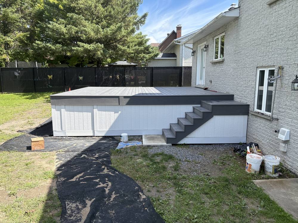 Composite deck with stairs built by Tandem Projects in Saint-Lazare, QC